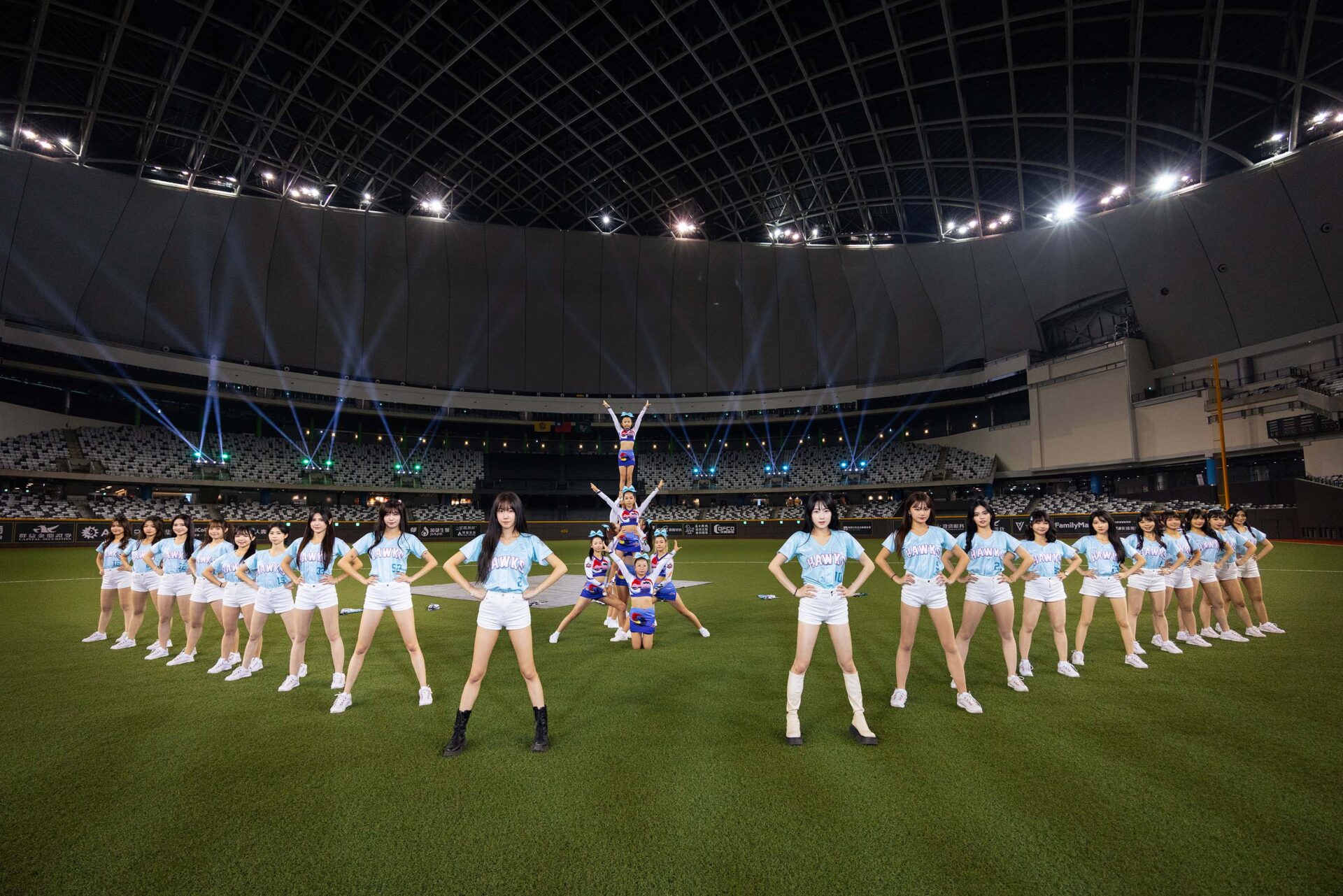 台鋼雄鷹啦啦隊「Wing Stars」勤練應援歌舞 並邀請兒童競技啦啦隊「Angel King」飛台助攻