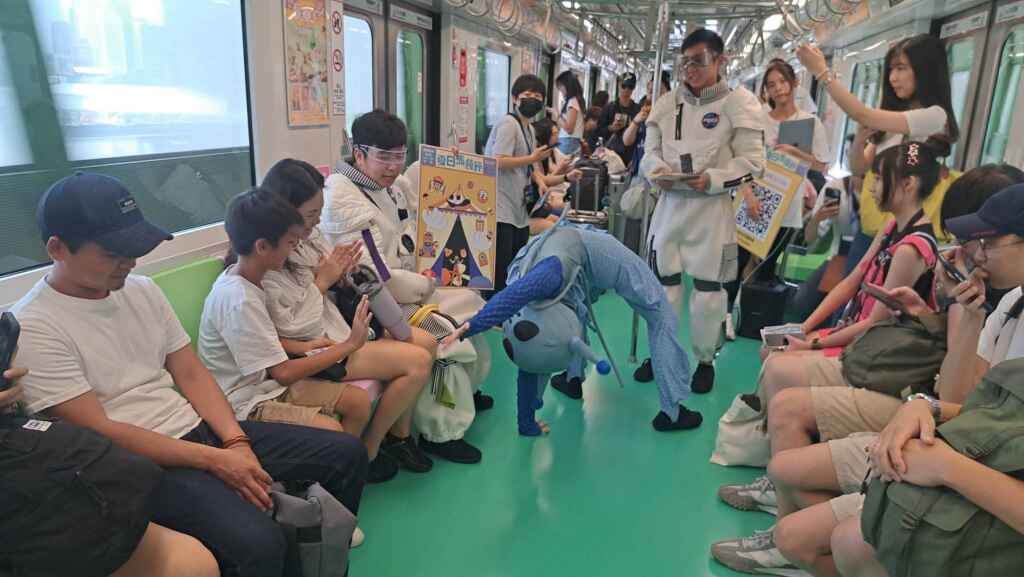 ▲FOCA福爾摩沙馬戲團表演者在中捷車廂內展現軟骨特技旅客驚嘆。(台中市文化局提供)