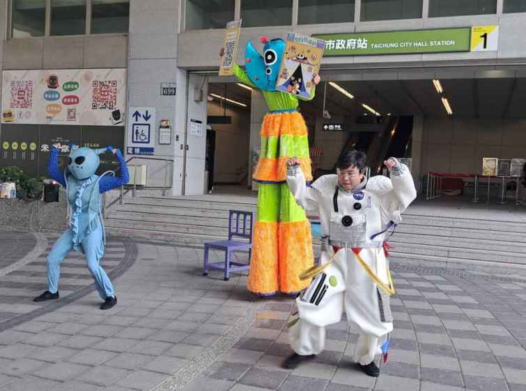 ▲FOCA福爾摩沙馬戲團表演者神秘出沒中捷市府站快閃演出。（台中市文化局提供）