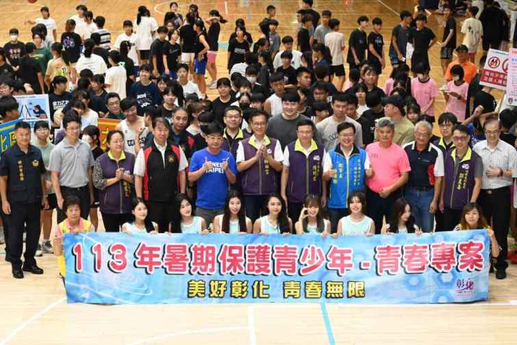 ▲彰化縣副縣長林田富、議長謝典林、保護少年婦幼協進會理事長楊曜聰及警察局長陳明君共同主持開球，現場湧入超過2千名青少年學生及家長，為選手們加油打氣，場面熱鬧非凡。。（記者林明佑翻攝）