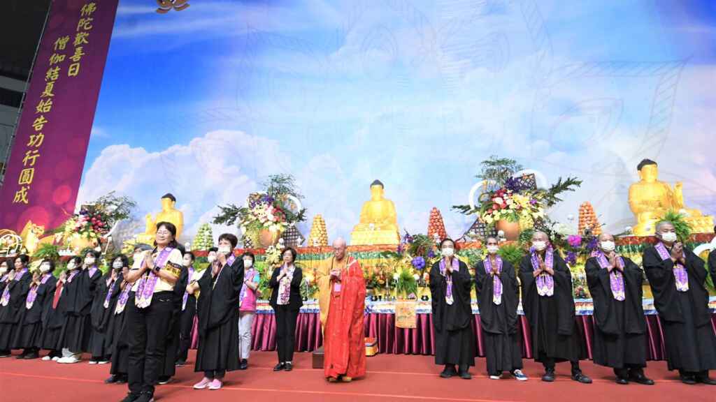 ▲中部全國供佛齋僧大會,近2萬人齊聚彰化縣立體育館祈福,同沐法喜。(彰化縣政府提供)