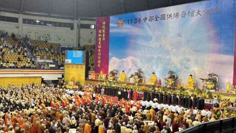 ▲113年中部全國供佛齋僧大會今天日在彰化縣立體育館莊嚴盛大辦理，約1萬8千位法師長老、信眾、義工齊聚祈福，同沐法喜。（記者林明佑攝）