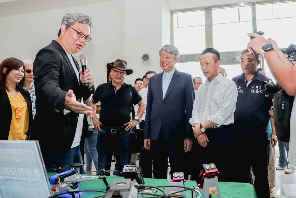 ▲經濟部長郭智輝出席「2024無人機日-亞洲無人機AI創新應用博覽會」並參觀業者展示的農噴、巡檢、災害監測、消防搜救、物流運輸及影像攝影等最新技術。(嘉義縣政府提供)