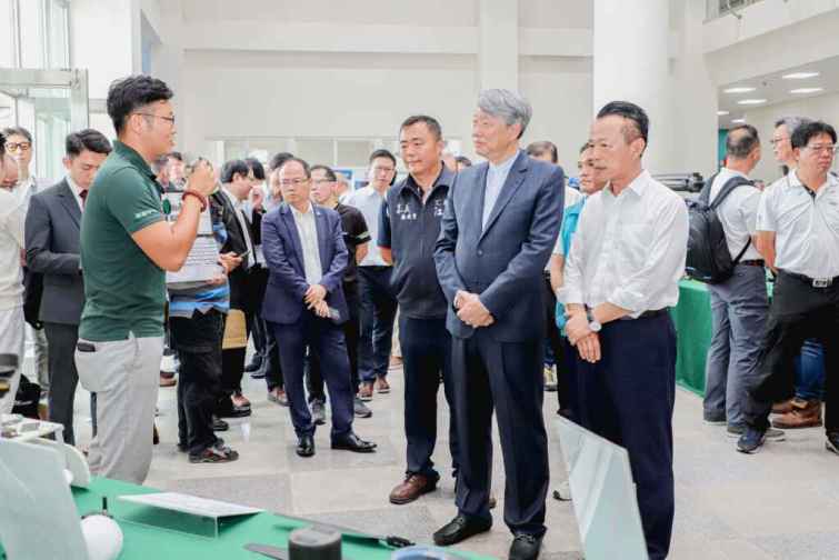 ▲經濟部長郭智輝、嘉義縣長翁章梁及業者在嘉義縣亞洲無人機AI創新研發中心主持「2024無人機日-亞洲無人機AI創新應用博覽會」開幕典禮，並宣布成立「臺灣無人機供應鏈大聯盟」。（嘉義縣政府提供）