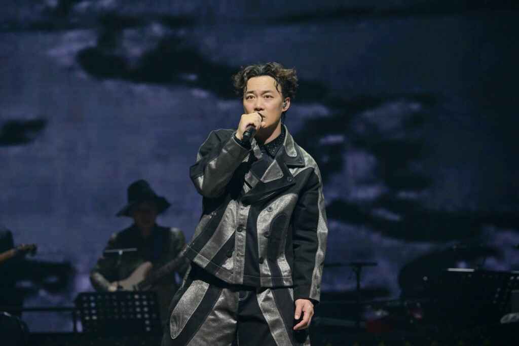 ▲陳奕迅(Eason)因下巴受傷暫停巡演後,於上週康復並重啟了「Fear And Dreams」世界巡迴演唱會,並與歌迷分享了自己的康復情況,在寧波演出當晚適逢七夕情人節,陳奕迅特別演唱了《幸福摩天》來祝福現場觀眾,場內氣氛熱烈,觀眾反應非常熱情。(環球音樂提供)