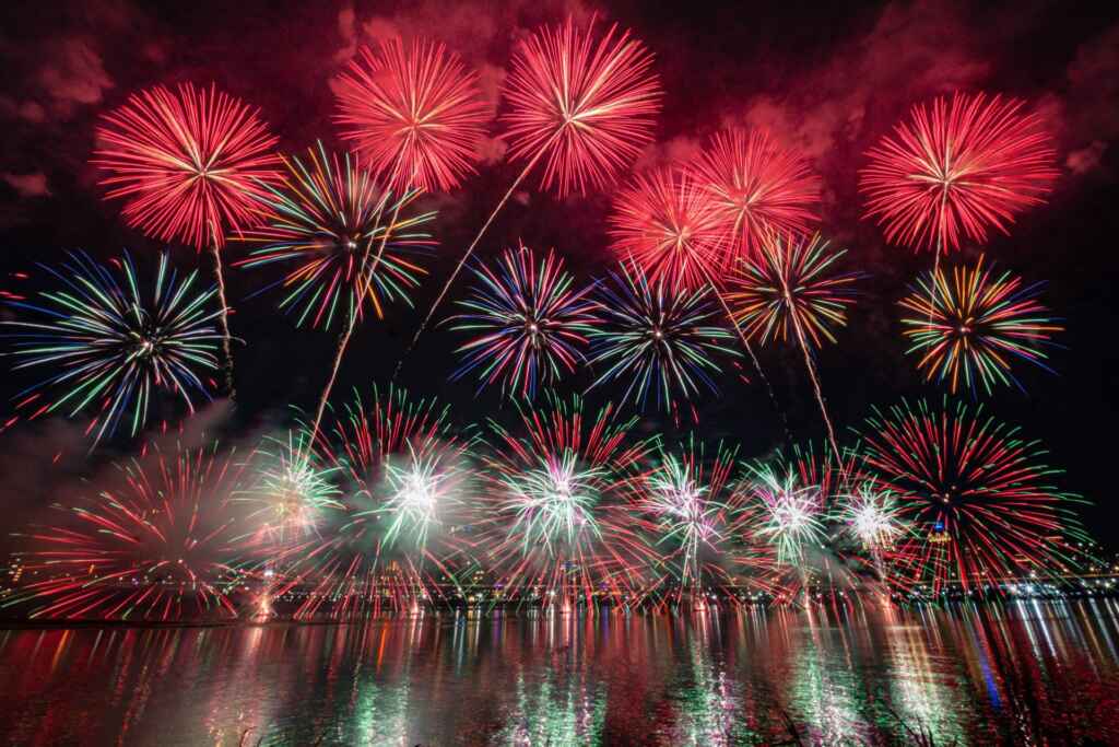▲大稻埕夏日節最終場煙火主題應景七夕情人節取名「戀曲140」,紅色煙火象徵愛情的甜蜜和溫馨。(台北市觀光傳播局提供)