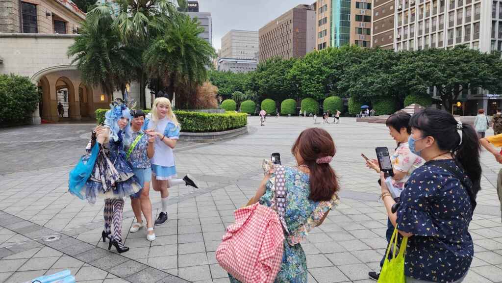 ▲榮町商圈遊逛民眾與蘿莉塔合影留念。 (台北市商業處提供)