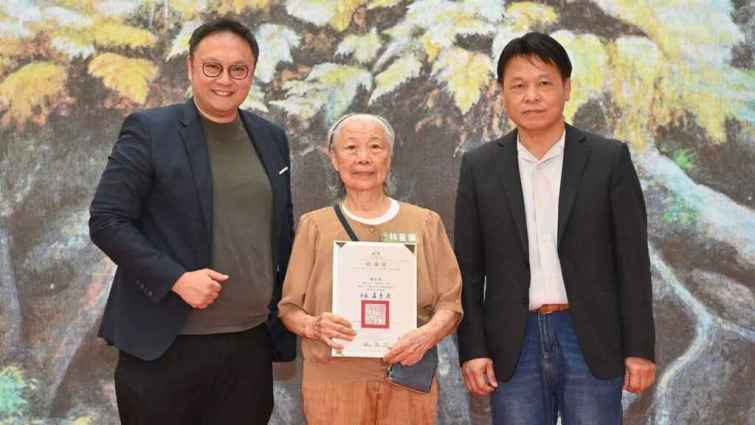 ▲鄭照新副市長與文化局曾能汀副局長和膠彩藝術家林星華合影。（台中市文化局提供）