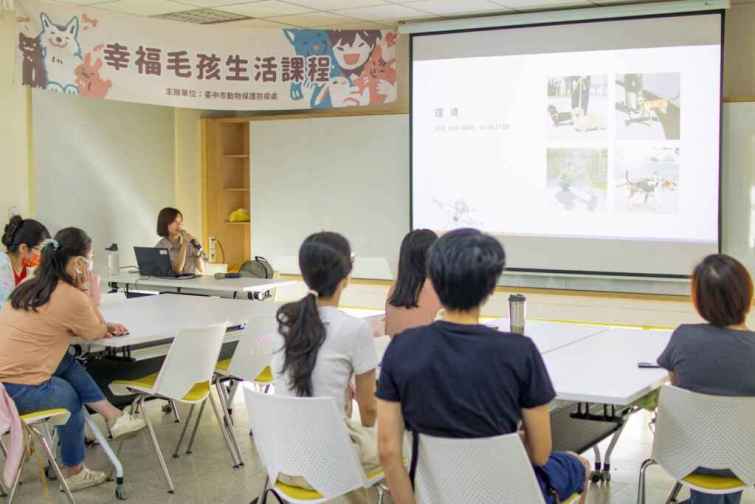▲學員進入動物之家實際練習拍攝毛孩。（台中市動保處提供）