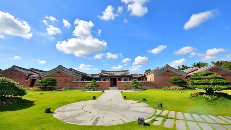 ▲彰化永靖成美文化園被譽為與日本三大名園媲美，成美公堂內有一口「百年活水古井」，匯聚了當地的靈氣，2024年端午連假期間6/8-6/10三天，首次對一般民眾開放領取午時水，另外還有羅黏香彩繪、飄漆扇等傳統手作活動，讓端午節成為一個有趣的文化體驗。（成美文化園提供）