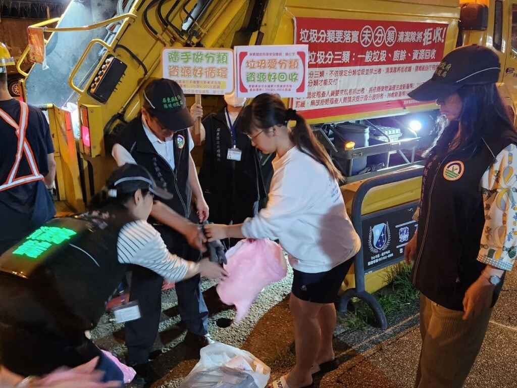 ▲垃圾破袋檢查時同步宣導垃圾隨手分類。(屏東縣政府提供)