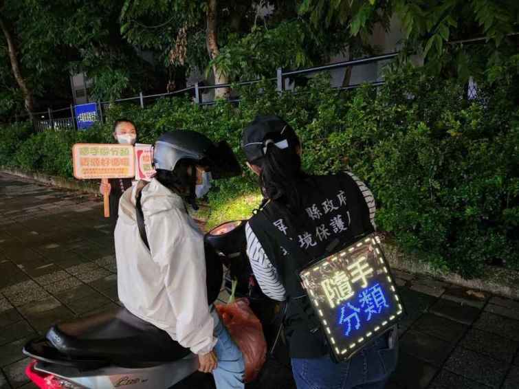 ▲民眾詢問垃圾分類事項。（屏東縣政府提供）