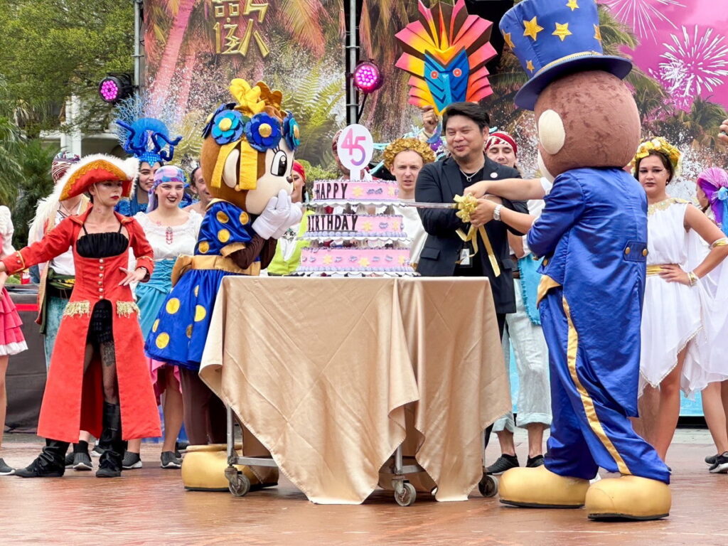 在萬名遊客齊唱的生日快樂歌聲中,吹蠟燭、切蛋糕慶祝!一起為六福村45歲獻上祝福1
