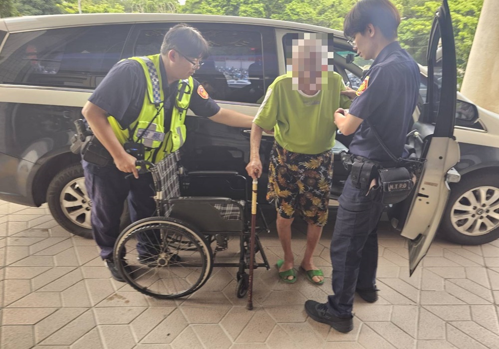 土城警冒雨尋90歲失智爺 父親節最好的禮物 266 248240810a01