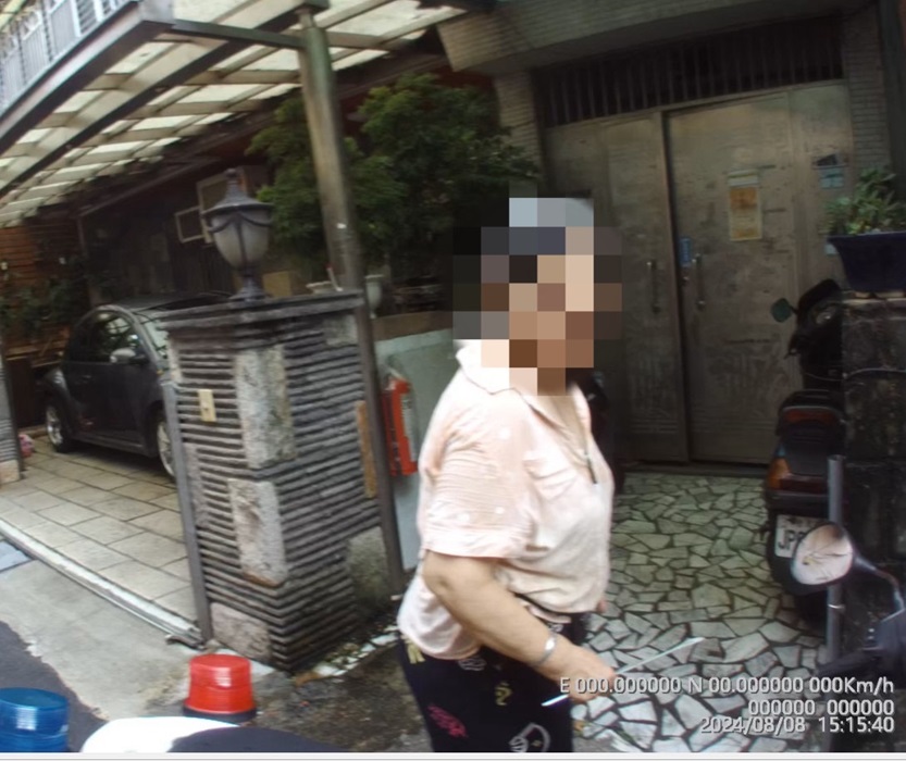 土城警冒雨尋90歲失智爺 父親節最好的禮物 267 248240811a03