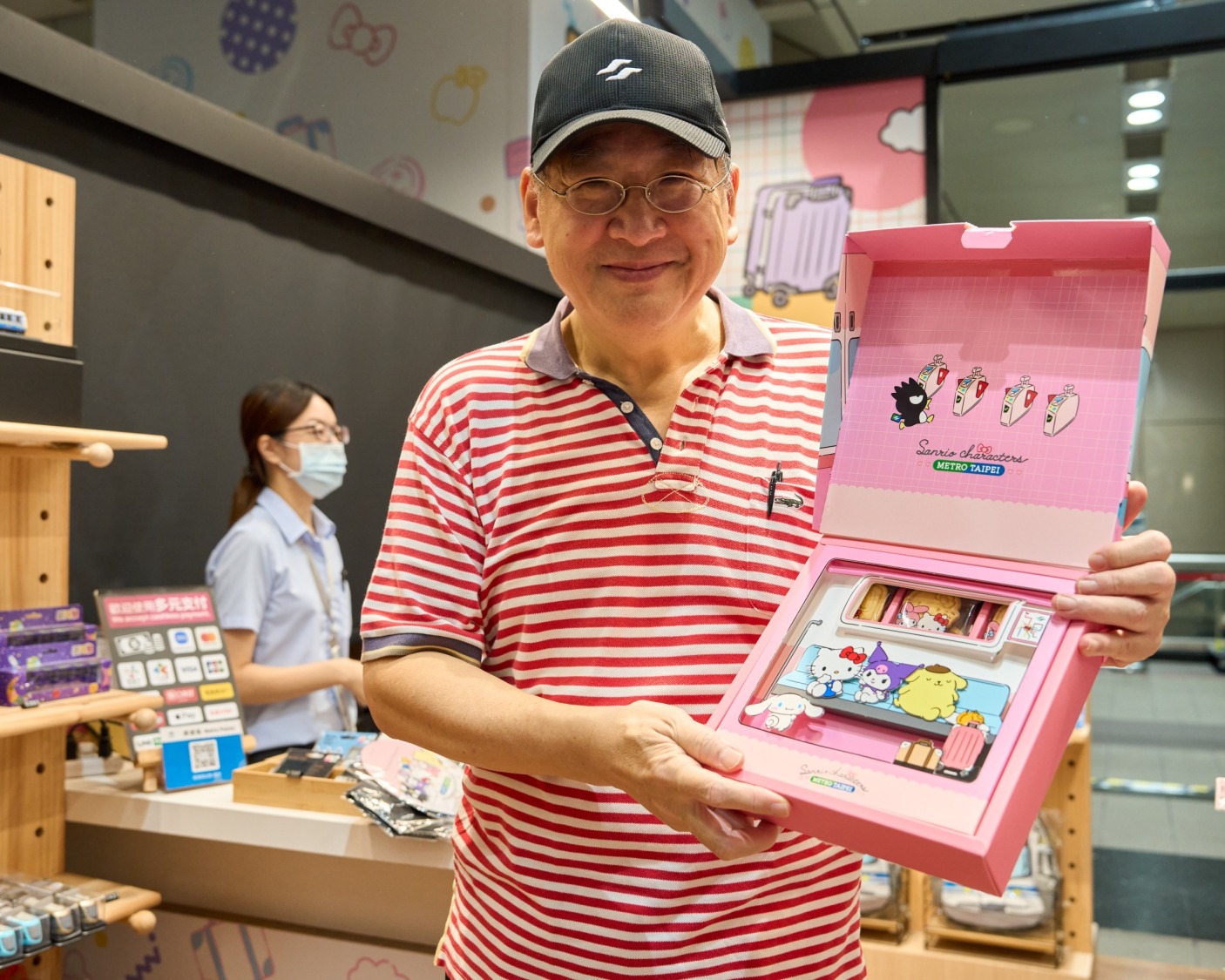 臺北捷運趙紹廉董事長(中)開心分享可愛的HELLO KITTY造型餅乾禮盒,歡迎民眾造訪選購。(圖/三麗鷗提供)
