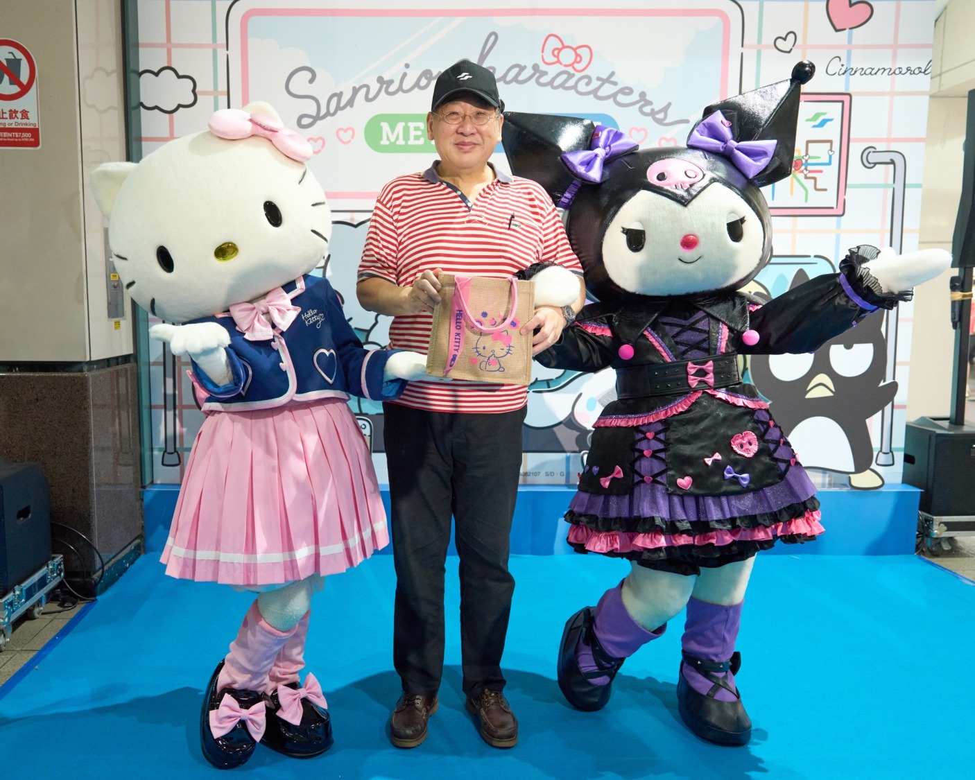 趙紹廉董事長(中)協同HELLO KITTY(左一)和酷洛米KUROMI(右一),一同揭曉三麗鷗驚喜大禮包中的神秘好禮,引發現場粉絲驚呼「好想要!」。(圖/三麗鷗提供)