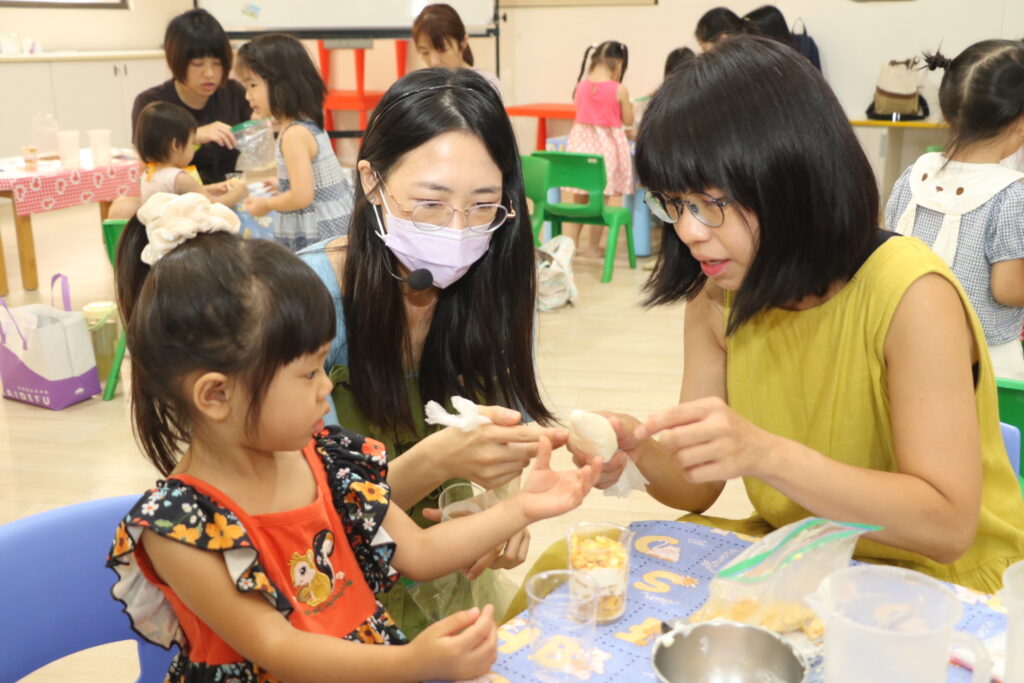 兒童的智慧在他的手指尖上重新公托親子烘焙廚房課程秒殺