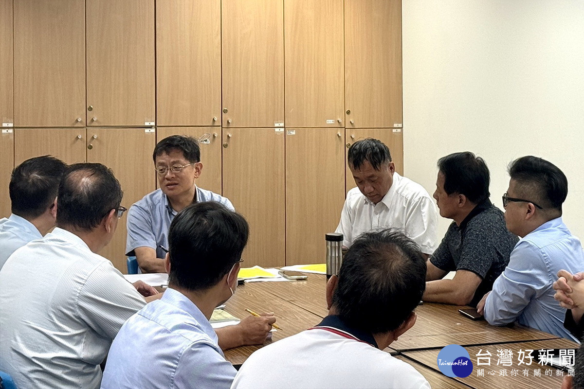 桃園市政府經濟發展局副局長耿彥偉主持工廠改善計畫輔導交流說明會議。<br /><br /> 