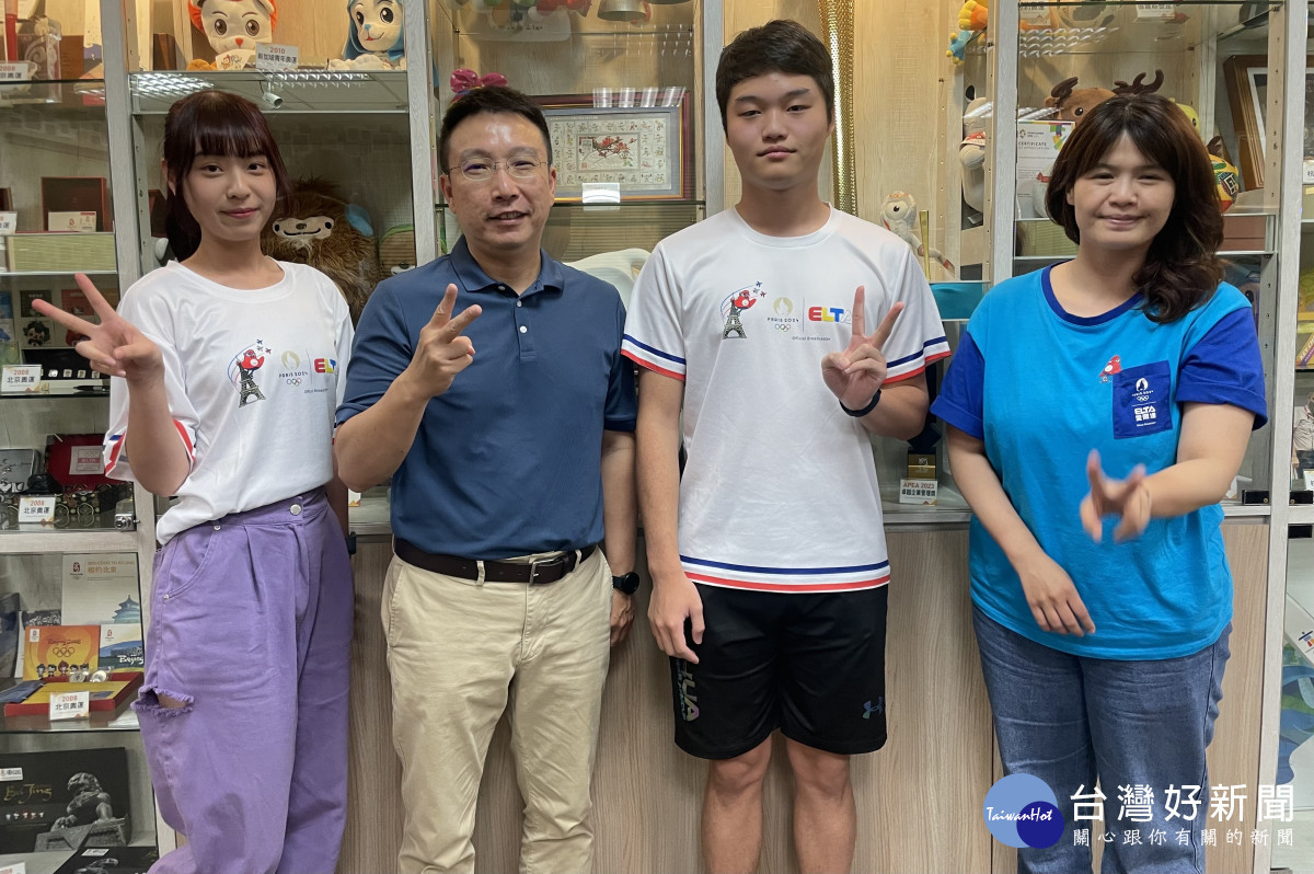 左起大二林鈺婷 、大傳系主任劉敦瑞 、大二林逸鈞 、愛爾達副台長宋榛穎
