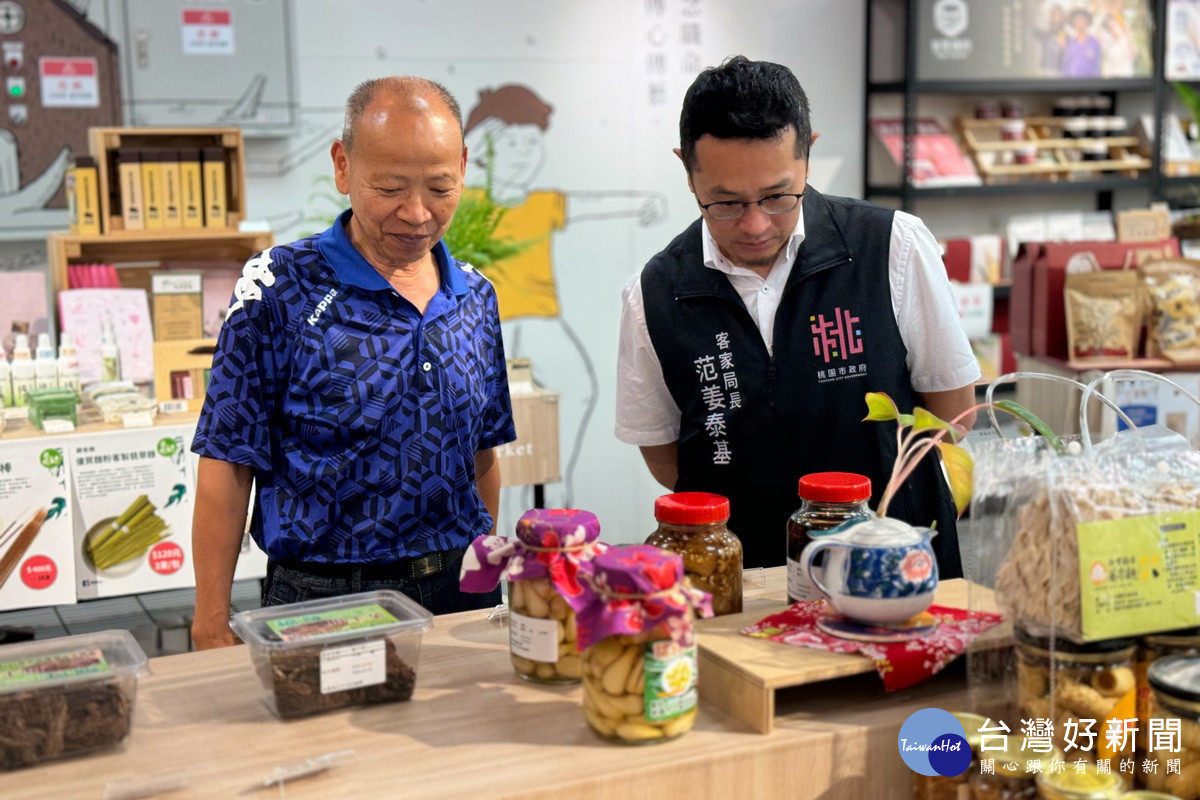 桃園市政府客家事務局長范姜泰基向大家推廣銷售客家好物的「天光雜貨店」。<br /><br />
