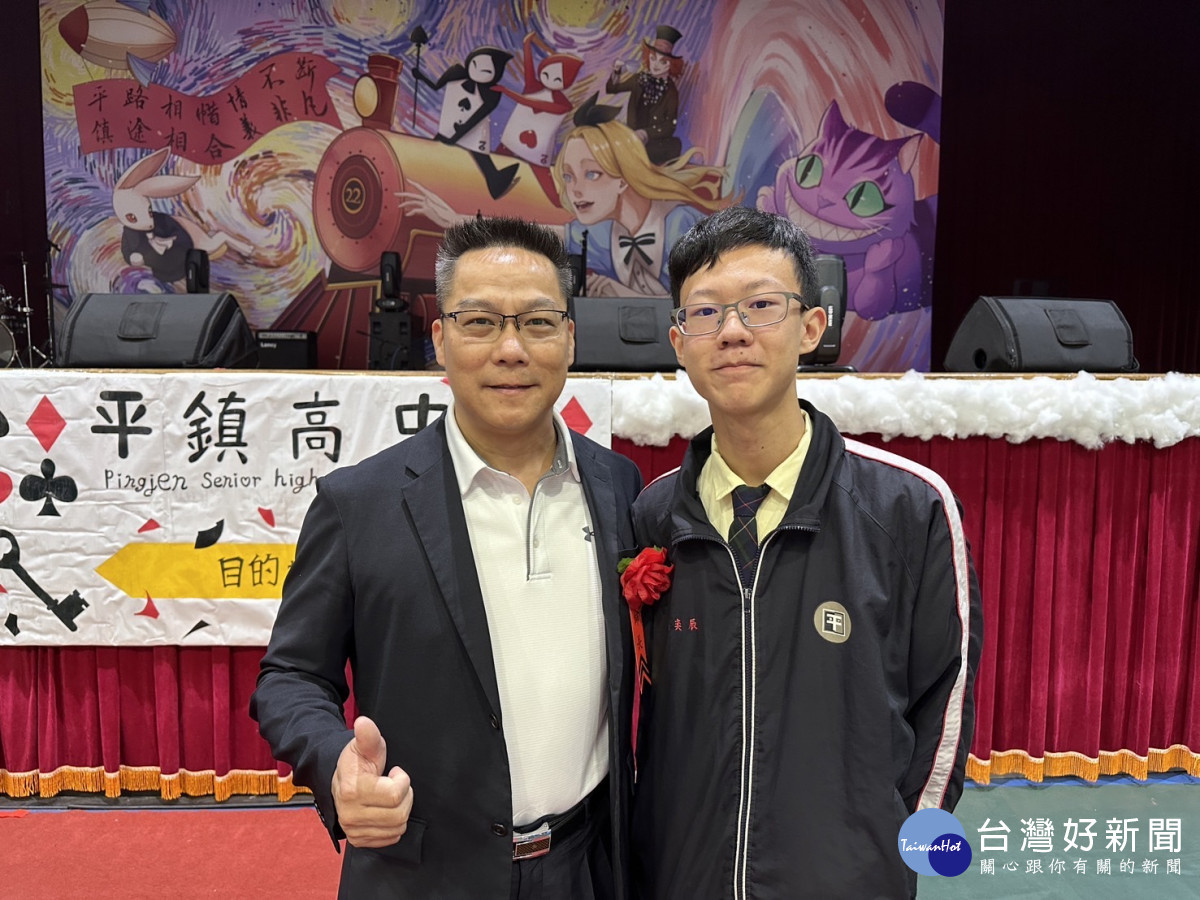 <br /><br /> 5. 萬奕辰同學開心畢業並與許唐敏校長合影
