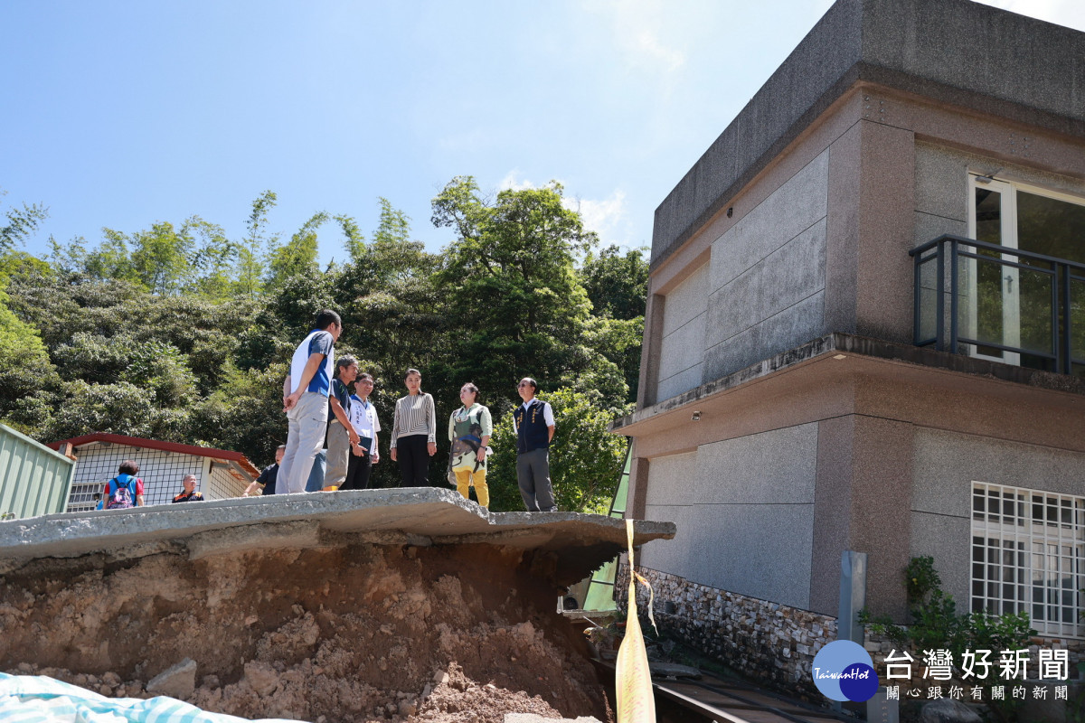 許縣長實地前往國姓村竹坑巷,關心因嚴重走山導致地基陷落、房屋嚴重傾斜的受災戶吳建中先生住宅,了解實際狀況。(圖/縣府提供)