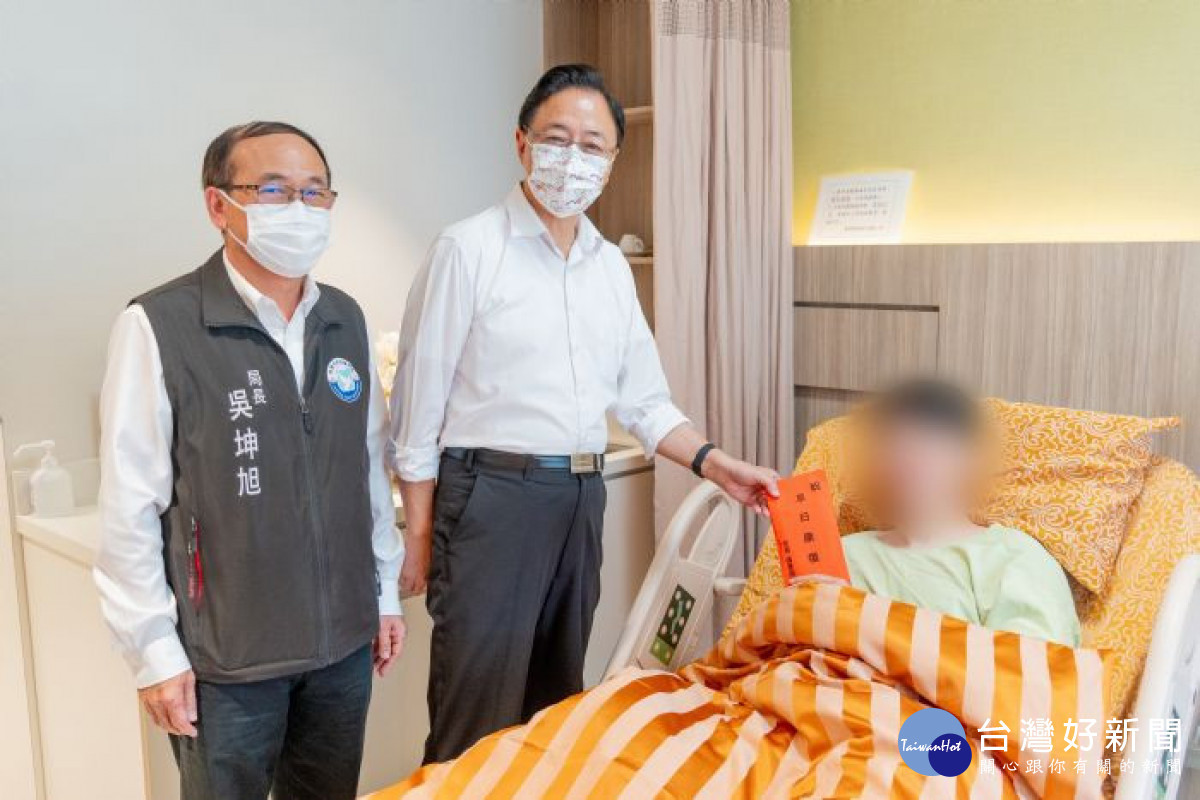 市長致贈慰問金。<br /><br /> <br /><br /> 