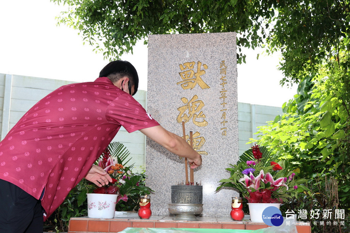 農產運銷公司祭祀獸魂碑生靈。(縣府提供)