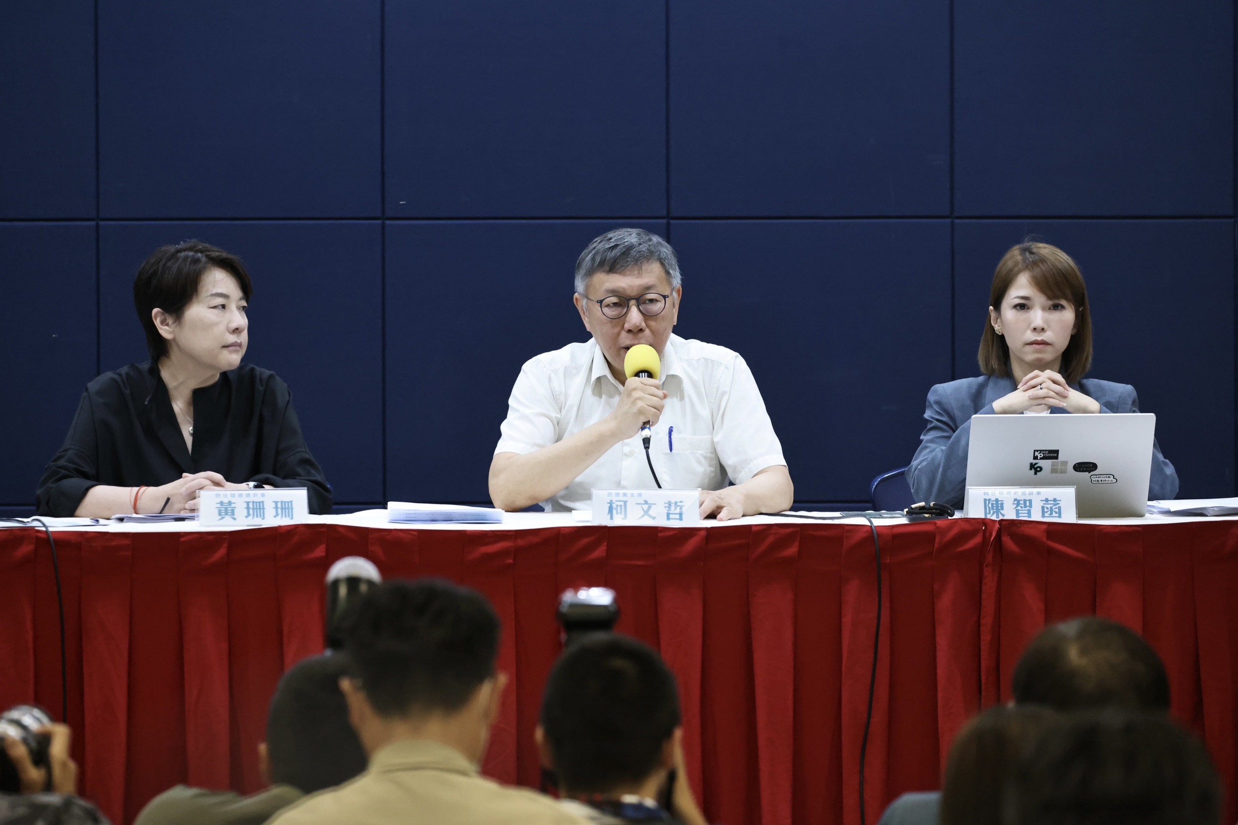 民眾黨主席柯文哲(中)在12日親上火線說明政治獻金申報不實疑雲調查結果,稱是便宜行事造成,錢沒有流入任何人的口袋。林啟弘攝