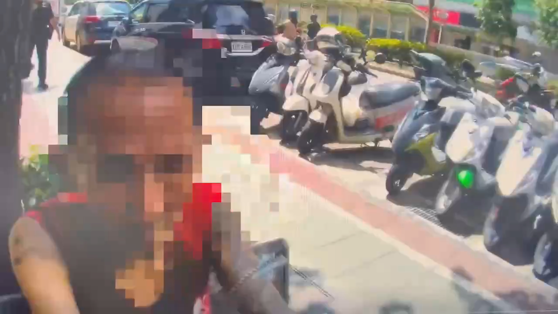 ▲台北市1名竊賊犯案後仍在對街逗留,遭正妹女警眼尖查獲。(翻攝畫面)