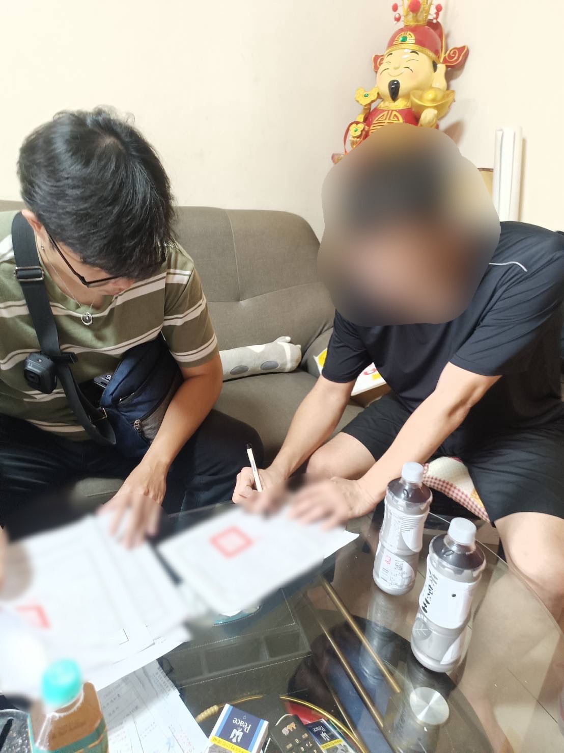▲南警一分局專案小組,將涉嫌拒檢駕車衝撞員警,造成所長受傷的的洪嫌拘提到案。(圖/記者陳彥霖翻攝)