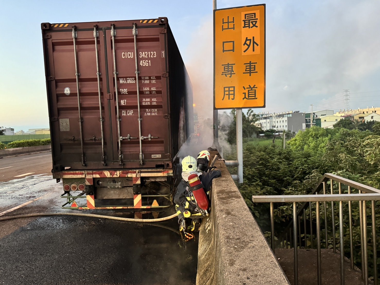 ▲國道1號南向彰化路段，一輛滿載啤酒的貨櫃車，疑似從輪胎著火，很快延燒到貨櫃陷入一片火海。（民眾提供）