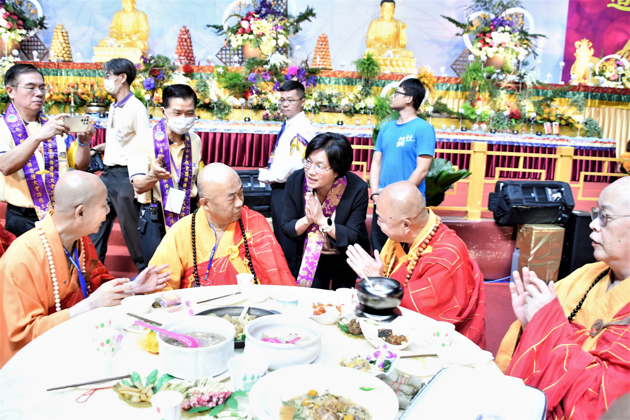 ▲113年中部全國供佛齋僧大會於彰化縣立體育館舉行，吸引約1萬8千位法師、長老、信眾及義工共同參與。（記者張溎壕攝）