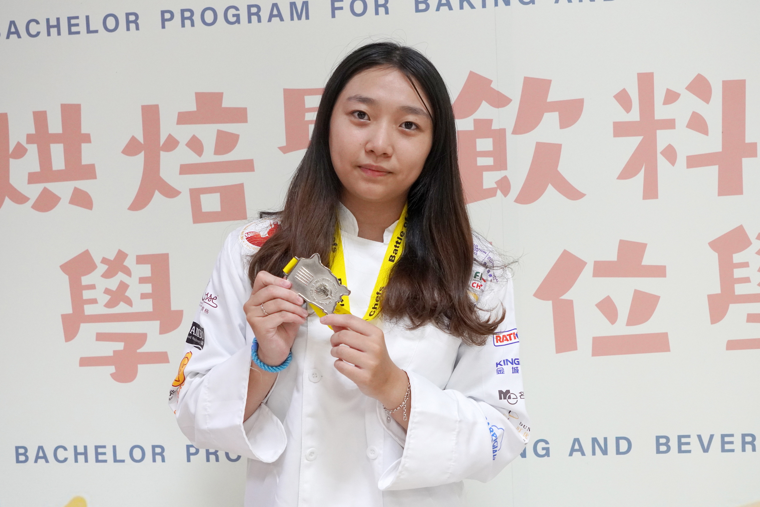 ▲大葉大學烘焙飲調學程曹斐嬿同學挑戰檳城國際廚藝競賽,獲得銀牌。(大葉大學提供)
