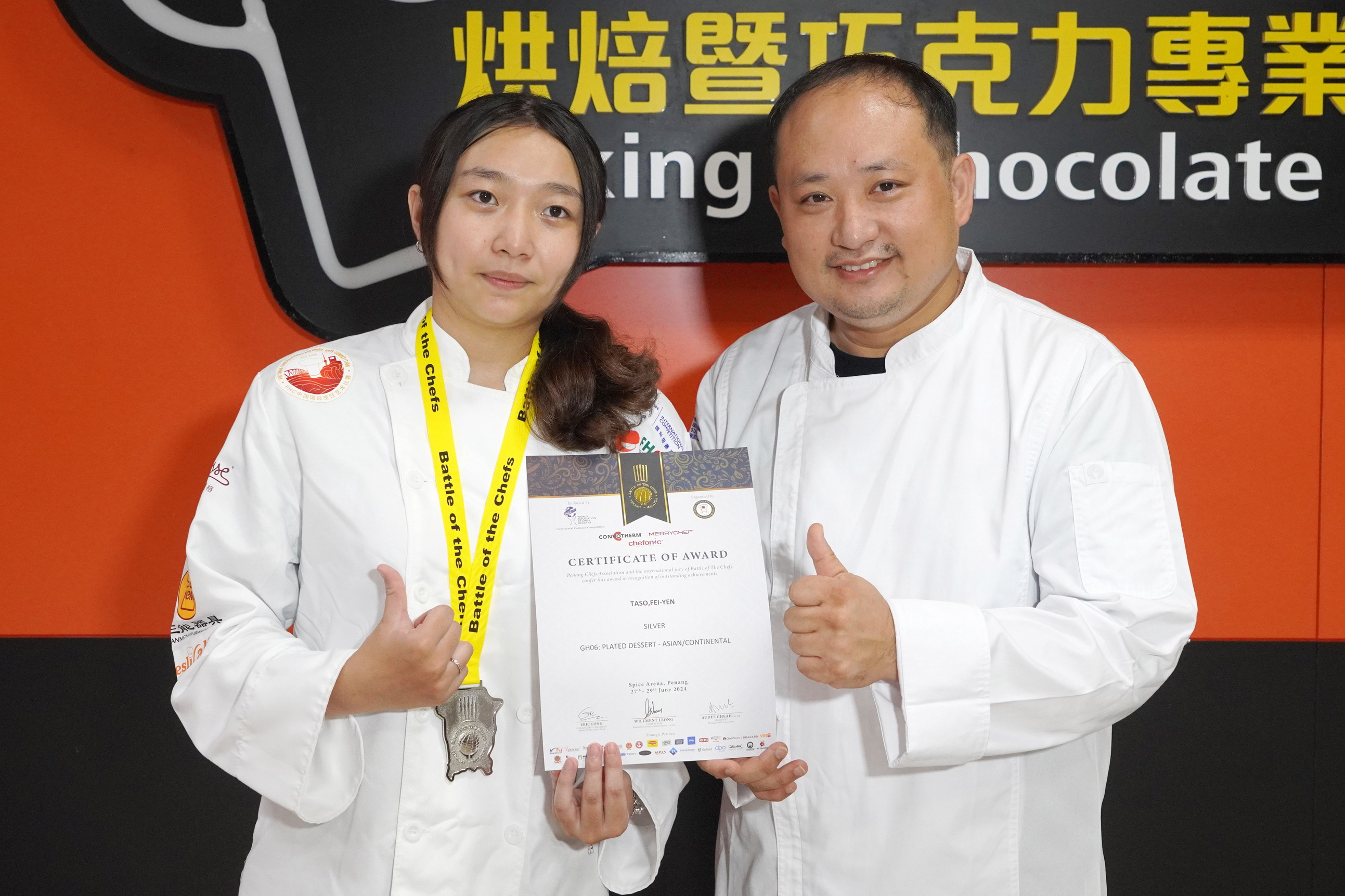 ▲大葉大學烘焙飲調學程曹斐嬿同學(左)感謝蔡振彰老師(右)指導她參加國際賽事。（大葉大學提供）