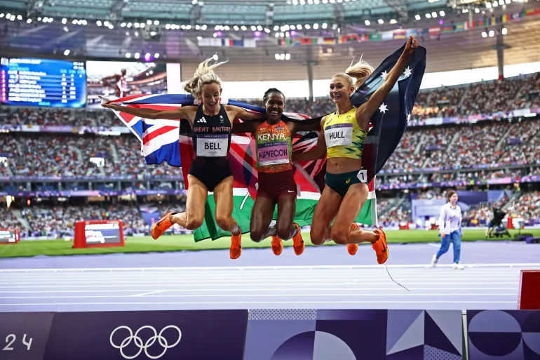 銅牌得主 Georgia Bell、金牌得主 Faith Kipyegon 和銀牌得主 Jessica Hull 在女子 1500 公尺決賽後慶祝 照片來源:法新社