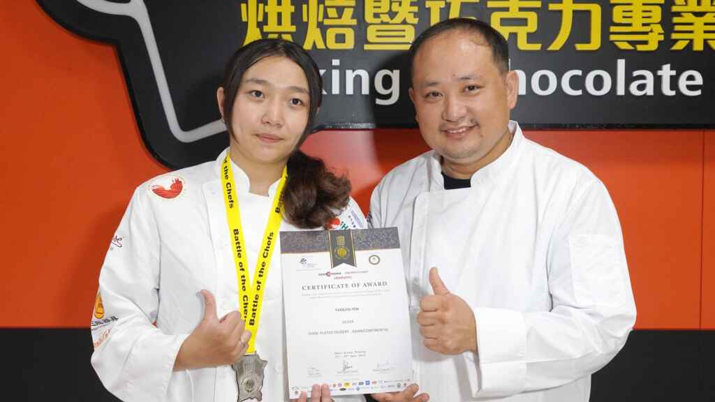 ▲大葉大學烘焙飲調學程曹斐嬿同學(左)感謝蔡振彰老師(右)指導她參加國際賽事。(大葉大學提供)