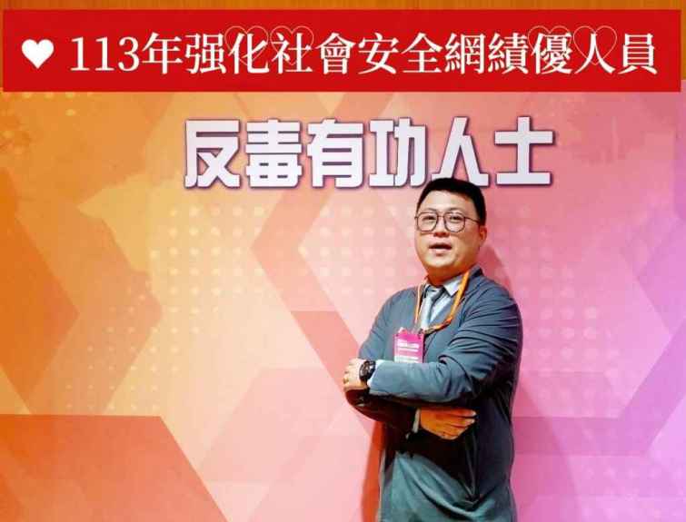 ▲勞動力發展署中彰投分署劉秀貞分署長(右)與南投就業中心主任曾一斐(左)與哲維(中)在頒獎典禮現埸合影。（中彰投分署提供）