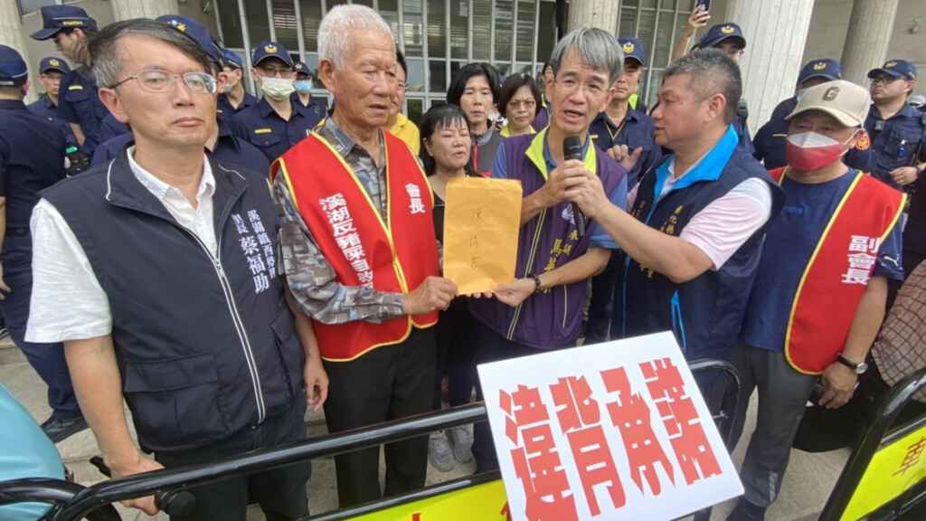 ▲彰化縣溪湖鎮西勢里民二度到縣政府大門口抗議,陳抗民眾一度欲衝入縣府,造成推擠衝突,最後在縣府參議馬英傑出面接受陳情書,才暫時平息抗爭。(記者林明佑攝)