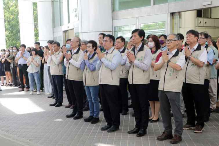 ▲臺南市政府舉辦中元普度祈福祭典，由臺南市長黃偉哲率領各局處首長、市府員工虔誠敬拜。（臺南市政府提供）