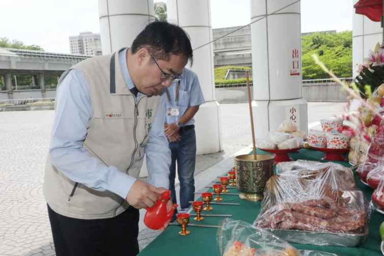 ▲臺南市政府儘管普度不燒紙錢，但祭拜誠心不減，今年普度的部分貢品，將捐送至台南市實物愛心銀行，救助南市弱勢民眾。（臺南市政府提供）