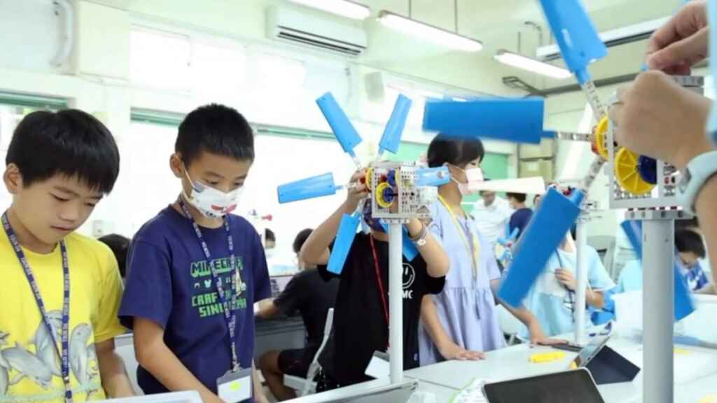 ▲中能離岸風場舉辦彰化沿海鄉鎮小學再生能源暨科學夏令營,為期三天的營隊活動於今天上午在福興鄉西勢國小揭開序幕,共有來自彰化沿海鄉鎮總計250名國小中、高年級的學童參與。(中能離岸風場提供)