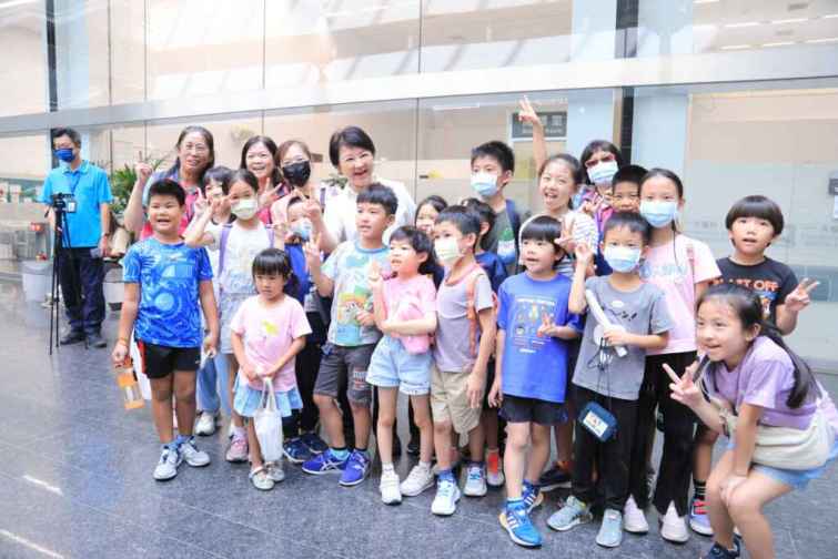 ▲市長盧秀燕與拜訪市府孩童合影。（記者廖妙茜拍攝）