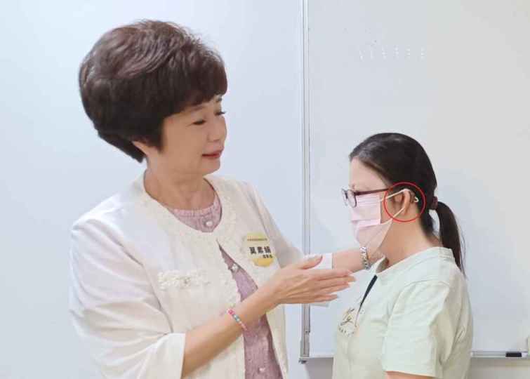 ▲聽力受損將減少長輩接受外在刺激、甚而引發失智，加上聽力損失和退化是不可逆的，因此助聽器的介入時機對聽損者相當重要。（臺南市政府提供）