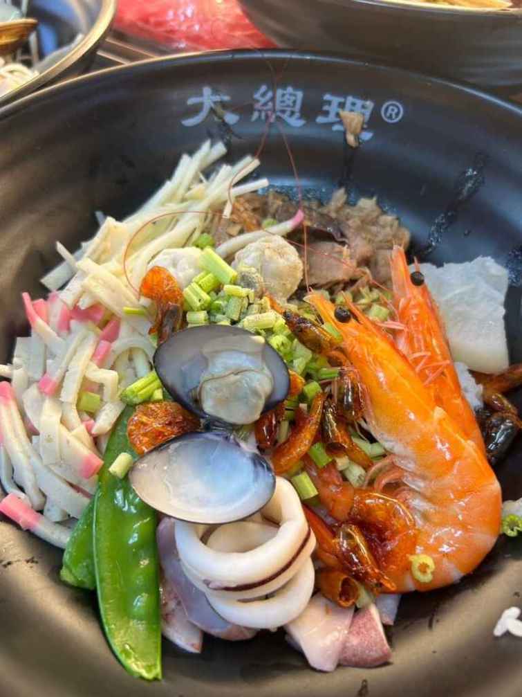 ▲東港以海鮮聞名，在地居民習慣將當天現捕的海鮮食材烹製成美味佳餚，特別規劃了「開運海鮮湯飯」，讓遊客品嚐這道充滿兒時記憶的迎王美食。（屏東縣政府提供）