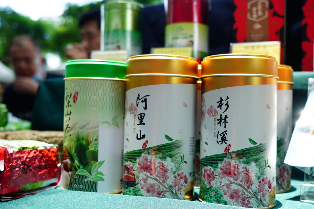 本週花博農民市集為南投週,現場展售來自南投的優秀茶品,歡迎來到市集品嚐選購