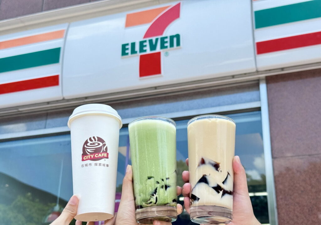 _CITY CAFE推出和風葛粉系列特大杯冰飲,加入黑糖葛粉凍增加咀嚼感,口感豐富,期間限定20萬杯。