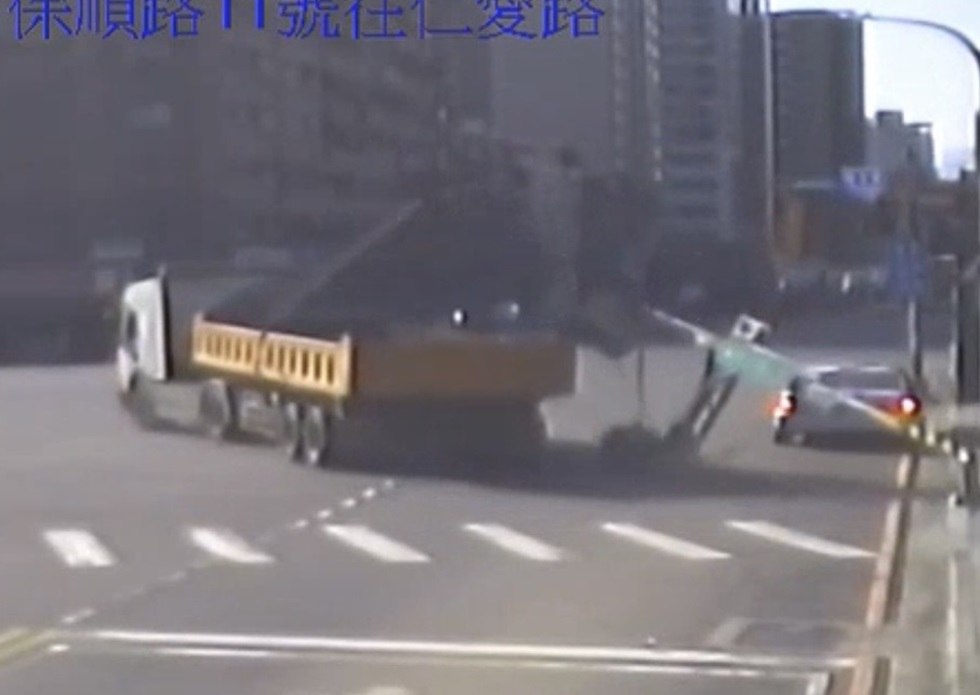 新北永和砂石車疑操作失誤扯斷號誌燈桿 路過人車險被砸 253 248240812a03