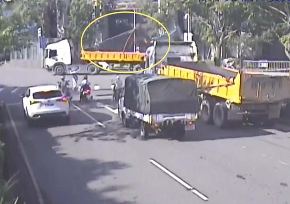 新北永和砂石車疑操作失誤扯斷號誌燈桿 路過人車險被砸 254 248240812a04